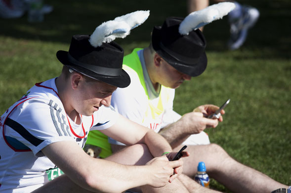 London Marathon : Runner send text messages berfore the start of the Lopndon MArathon 