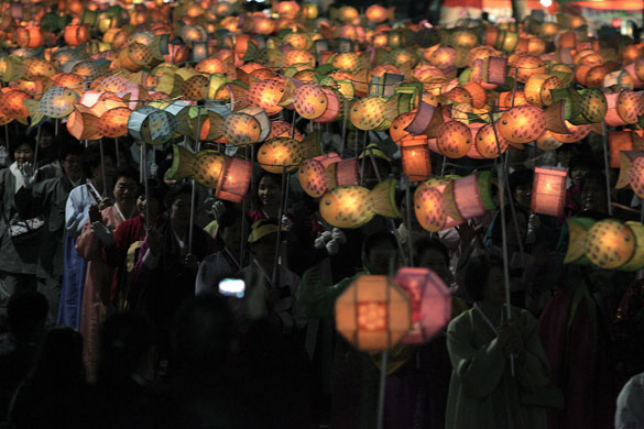 27 April 2009: Seoul, South Korea: Buddhists during the Lotus Lantern Festival