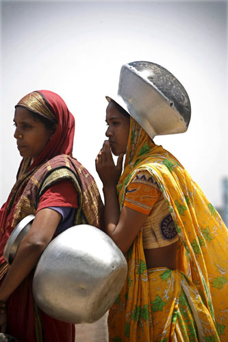 27 April 2009: Mohammadpur, Bangladesh: Slum dwellers in a queue to collect water