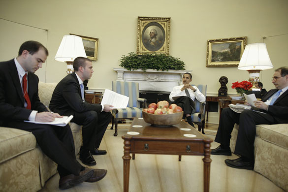 obama 100 days : BarackObamaworks on a speech with Jon Favreau and David Axelrod