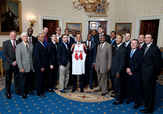 obama 100 days : President Barack Obama with members of the Chicago Bulls