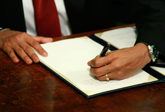 obama 100 days : President Barack Obama signs an order to close down Guantanamo Bay