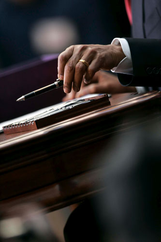 obama 100 days : President Barack Obama signs the 87 billion economic stimulus bill