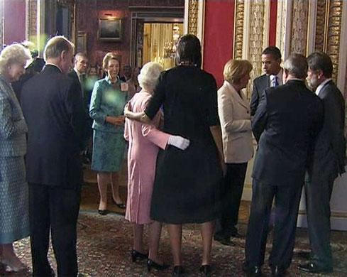 obama 100 days : Michelle Obama with her arm around Queen Elizabeth