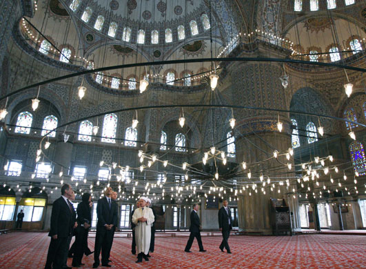 obama 100 days : Barack Obama tours the Blue Mosque in Istanbul