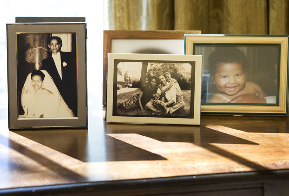 obama 100 days : Photographs in the oval office of President Barack Obama 