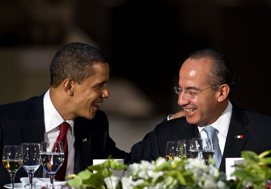 obama 100 days : Mexican President Felipe Calderon talks with US president Barack Obama  