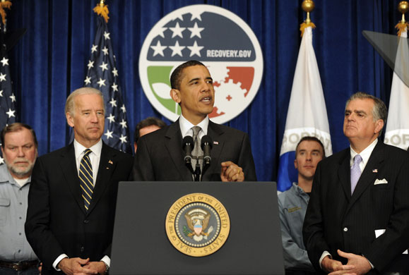 obama 100 days : Barack Obama makes a speech 