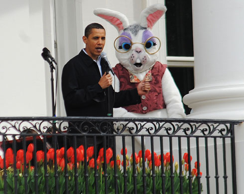 obama 100 days : US President Barack Obama stands next to the Easter Bunny