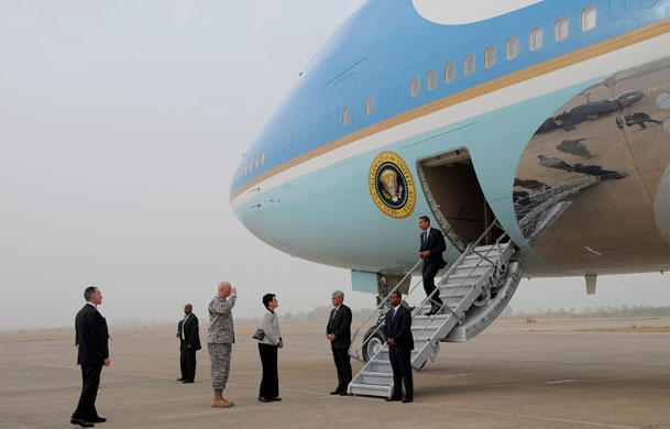 obama 100 days : President Barack Obama steps off Air Force One at Baghdad Airport 