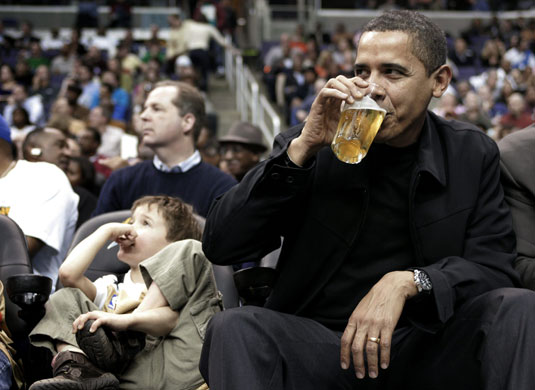 obama 100 days : Barack Obama watches the Chicago Bulls
