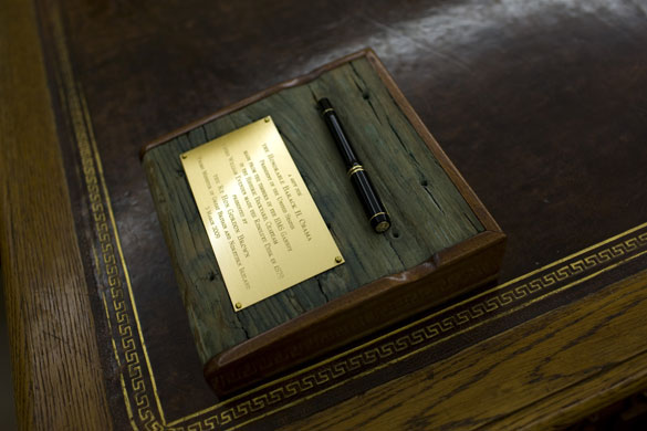 obama 100 days : pen holder gift from prime minister brown for barack obama