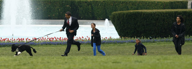 100 days obama: US President Barack Obama runs with his family and and their new dog Bo.