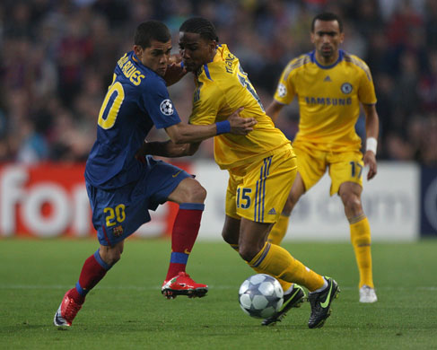 Barca v Chelsea: Flourent Malouda and Daniel Alves tussle