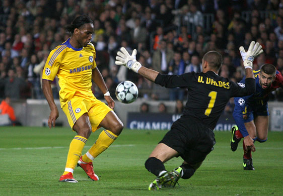 Barca v Chelsea: Valdes saves from Drogba