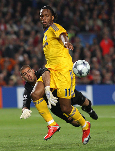 Barca v Chelsea: Valdes saves again