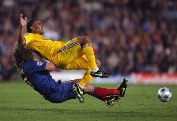 Barca v Chelsea: Puyol fouls Malouda