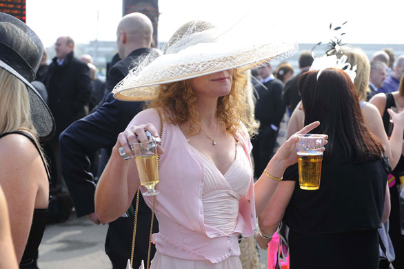 ladies at aintree : Aintree ladies day
