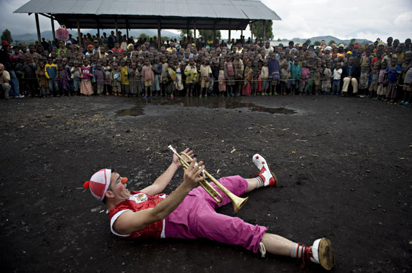24 hours in pictures: Clowns Without Borders in Congo 