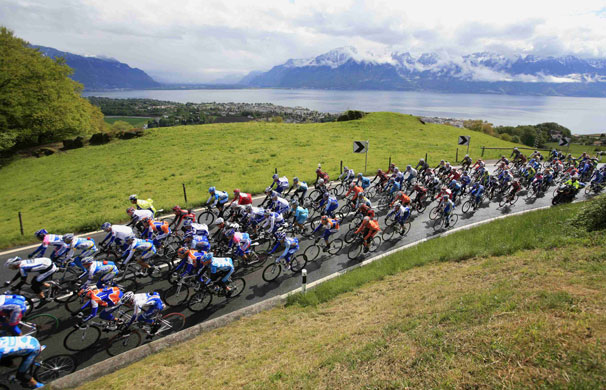 24sport: The pack of riders cyclce