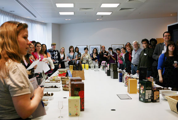 Chocolate tasting: Guests arrive