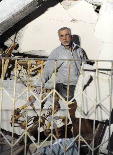 Italy earthquake: A man looks for his relatives amongst debris