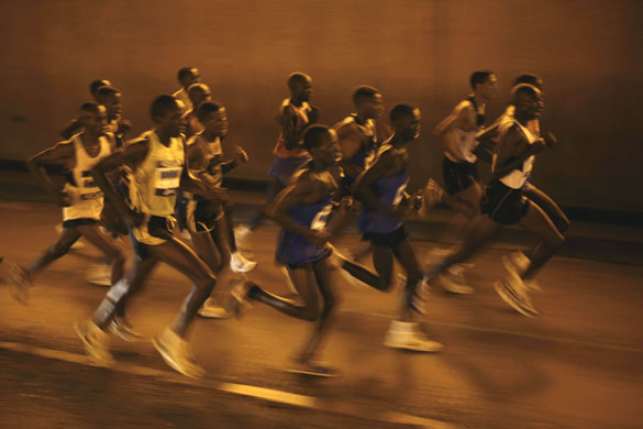 Sport: 24 hours: Runners are seen passing through a tunnel during the 33rd Paris marathon