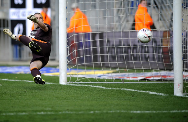 Sport: 24 hours: Rennes' goalkeeper Nicols Douchez fails to save a penalty kick 