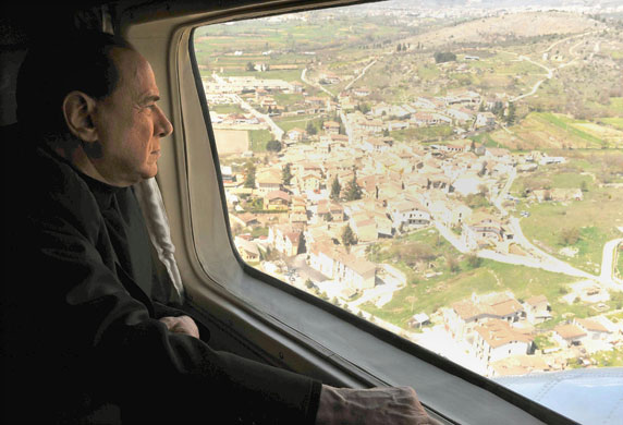 L'Aquila earthquake: Silvio Berlusconi flies over the area of L'Aquila