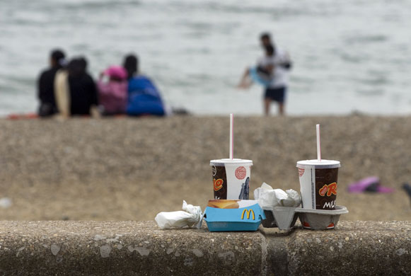 Beach litter: Southend-on-Sea: Litter on the beach
