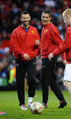 Manchester United v Porto: Ryan Giggs jokes with Federico Macheda