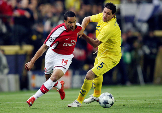 Villarreal v Arsenal: Theo Walcott and Joan Capdevila