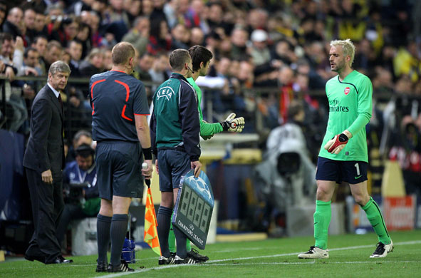 Villarreal v Arsenal: Almunia goes off injured