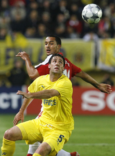 Villarreal v Arsenal: Capdevila keeps his eye on the ball as he holds off Theo Walcott