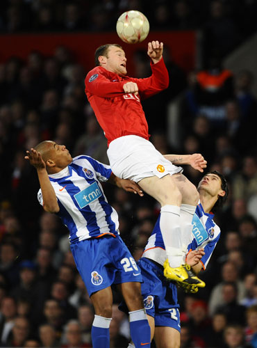 Manchester United v Porto: Rooney climbs above Ferdnando and Sapunaru