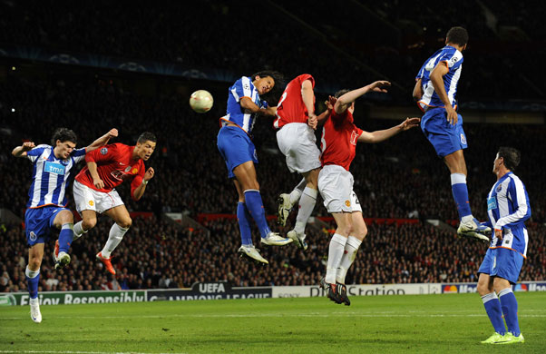 Manchester United v Porto: Porto defend a Giggs free-kick
