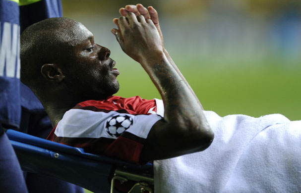 Villarreal v Arsenal: William Gallas goes off injured