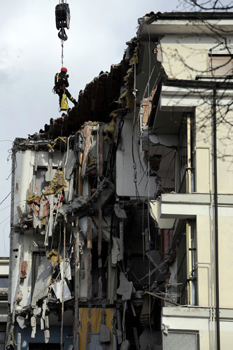 Earthquake aftershock: Rescue workers at a damaged building in L'Aquila