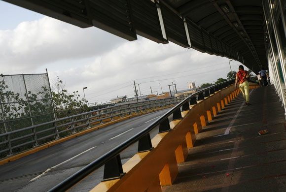 Mexico swine flu: Woman walks towards point of entry at Puerta Mexico border crossing.
