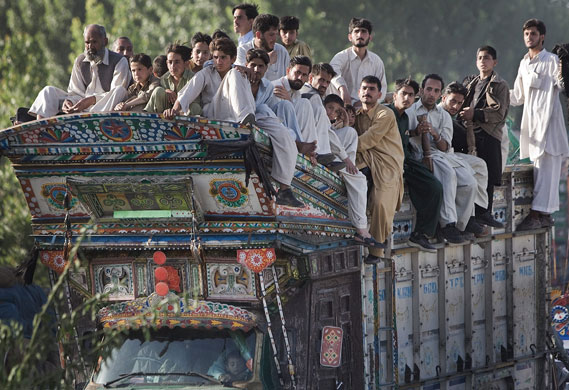 Pakistan Swat exodus: Internally Displaced Persons travel by road as they flee operations 