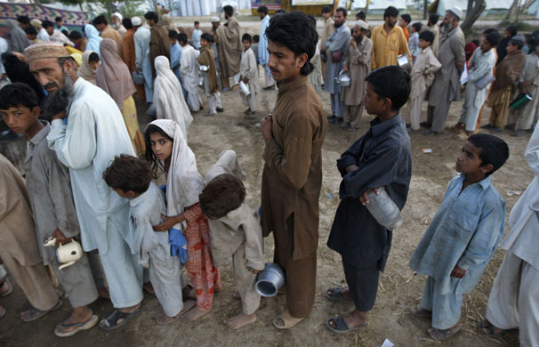 Pakistan Swat exodus: Internally displaced people queue for tea and bread at UNHCR Jalala camp