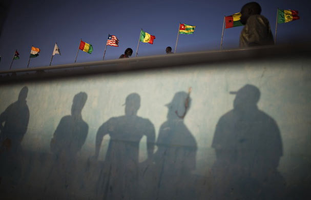 24sport: Shadows are cast on the wall