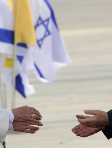 Pope visits Israel : Pope Benedict XVI is greeted by Israel's President Peres in Tel Aviv