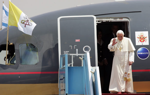 Pope visits Israel : pope benedict xvi arrives in israel