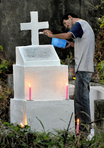 gravestone: A grave in Manila, lit up for All Saints' Day