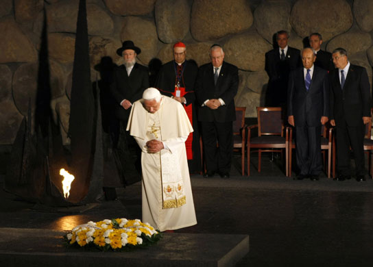Pope Benedict in Israel : Pope Benedict attends a wrearth laying in Yad Vashem 