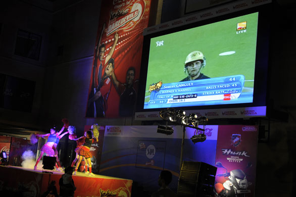 24sport: Cheerleaders perform in a New Delhi mall