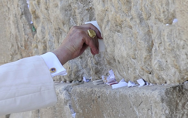 Pope in Israel : pope benedict xvi places a note in the western wall 