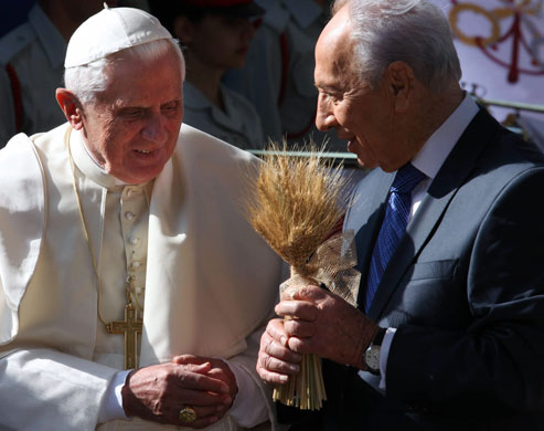 Pope in Israel : Pope Benedict receives a wreath of ahybrid strain of wheat named after him 