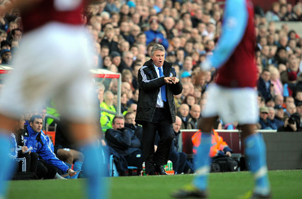 2008/09 football season: Chelsea's Dutch manager Guus Hiddink (C)
